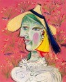 花の背景に麦わら帽子をかぶった女性 1938年 パブロ・ピカソ